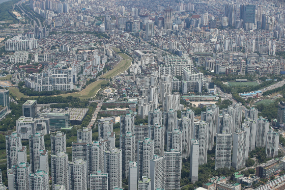 30일 부동산 플랫폼 '직방'은 다음달 전국 입주물량은 전월보다 45%, 전년 동기보다 약 2배 늘어난 3만1417가구로 집계됐다고 밝혔다. 특히 수도권이 2만1912가구로 입주물량 비중이 큰 편인데 이는 지난 2개월 간 입주물량이 전무했던 서울에서 대단지가 공급되며 경기 과천과 수원에서도 6000여가구가 집들이를 앞둔 영향이 큰 것으로 보인다./사진=뉴시스