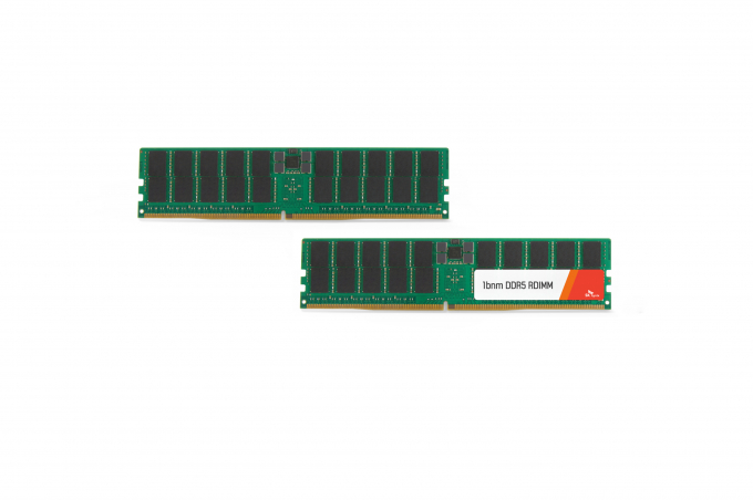 SK하이닉스 1b DDR5 서버용 64기가바이트 D램 모듈. / 사진=SK하이닉스