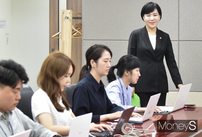[머니S포토] 권익위 전현희, 코인·선관위 특혜 등 긴급 현안 간담회 참석