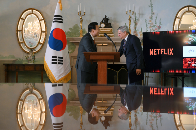 지난 4월24일(현지시각) 미국 워싱턴에 위치한 영빈관 블레어하우스에서 열린 글로벌기업 최고경영진 접견에서 악수하는 윤석열 대통령과 테드 서랜도스 넷플릭스 공동 최고경영자. /사진=공동사진취재단