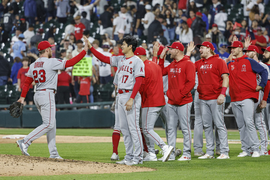 미국 프로야구 메이저리그(MLB) LA에인절스 오타니 쇼헤이가 30일(한국시각) 미국 일리노이 시카고 개런티드레이트 필드에서 열린 시카고 화이트삭스와의 원정경기에 3번 지명타자로 선발 출전해 4타수 무안타 1득점을 기록했다. 사진은 LA에인절스 선수들이 승리 후 하이파이브를 하고 있다. /사진=로이터