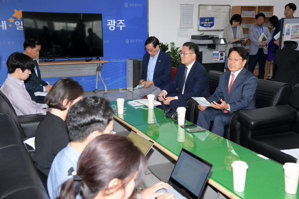 강기정 광주광역시장이 30일 오전 시청 기자실에서 출입기자단과 5?18주간 관련 차담회를 하고 있다./사진=광주시 