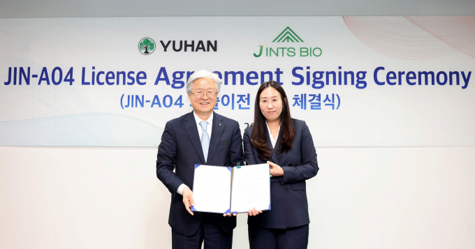  지난 30일 유한양행과 제이인츠바이오의 JIN-A04 기술이전 계약 체결식에서 조욱제 유한양행 대표(왼쪽)와 조안나 제이인츠바이오 대표가 기념 촬영을 하고 있다. /사진=유한양행