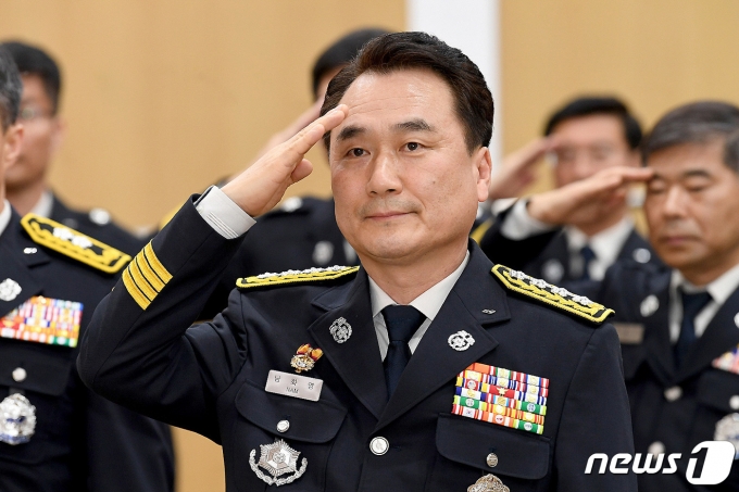 지난 4일 취임식에서 경례하는 남화영 소방청장. (소방청 제공) 2023.5.4/뉴스1