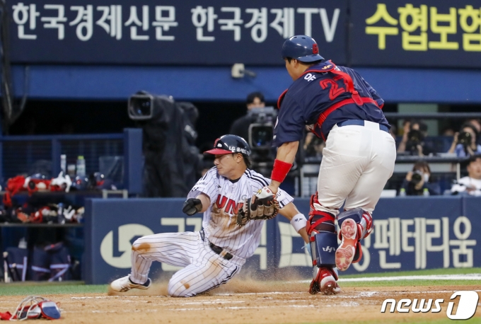 30일 오후 서울 송파구 잠실야구장에서 열린 2023 신한 SOL KBO리그 롯데 자이언츠와 LG 트윈스의 경기, 3회말 무사 2루 상황에서 홍창기의 내야안타 때 홈으로 쇄도하던 신민재가 아웃 당하고 있다. 2023.5.30/뉴스1 ⓒ News1 김도우 기자