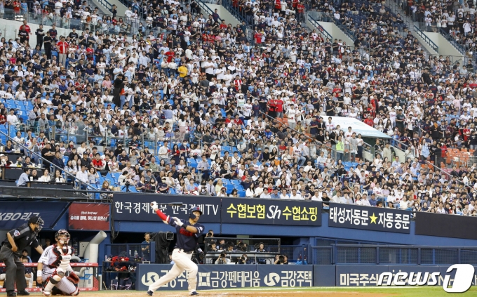 30일 오후 서울 송파구 잠실야구장에서 열린 2023 신한 SOL KBO리그 롯데 자이언츠와 LG 트윈스의 경기에서 관중들이 열띤 응원을 펼치고 있다. 2023.5.30/뉴스1 ⓒ News1 김도우 기자