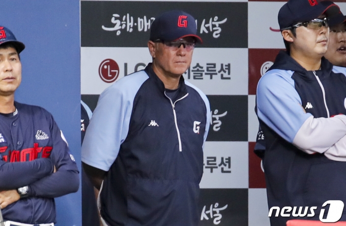 [사진] 경기 지켜보는 래리 서튼 감독