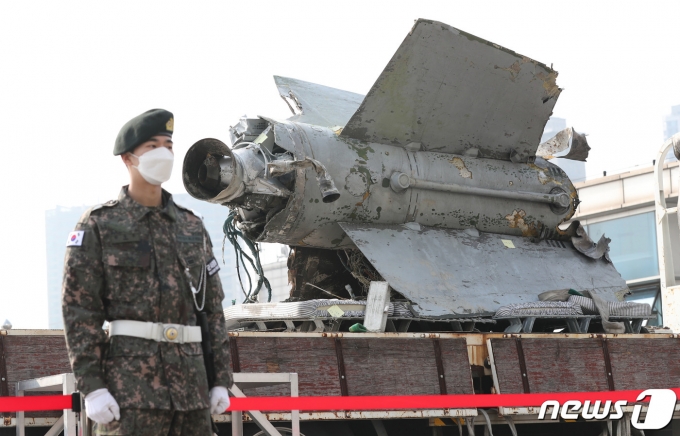 지난해 11월9일 서울 용산 국방부 청사에서 북한이 같은 달 2일 동해 북방한계선(NLL) 이남으로 발사한 미사일 잔해가 공개되고 있다. (공동취재) 2022.11.9/뉴스1 ⓒ News1 신웅수 기자