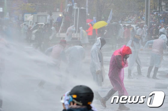지난 2015년 11월14일 오후 서울 광화문네거리에서 민중총궐기 투쟁대회를 마친 민주노총 조합원들이 경찰과 충돌하자 경찰이 캡사이신을 섞은 물대포를 쏘고 있다. 2015.11.14/뉴스1 ⓒ News1 신웅수 기자