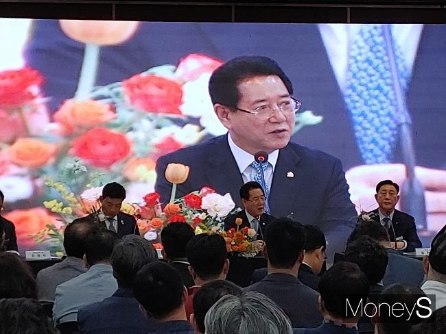 30일 오후 장성군청 아카데미홀에서 열린 도민과의 대화에서 김영록 전남도지사가 도민들의 건의사항에 대해 답하고 있다./홍기철기자