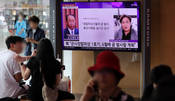 북한이 남쪽 방향으로 발사한 '군사정찰위성 1호기'는 백령도 서쪽 먼바다 상공을 통과했다. 사진은 지난 30일 서울역 대합실에서 시민들이 북한의 군사정찰위성 1호기 발사 예고 뉴스를 시청하는 모습. /사진=뉴시스