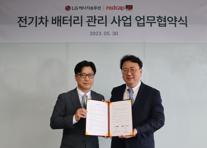 LG에너지솔루션과 레드캡투어가 전기차 배터리 관리 사업에 대한 업무협약(MOU)를 체결했다. 사진은 김태영 LG에너지솔루션 서비스사업개발TASK장 담당(오른쪽)과 김경열 레드캡투어 렌터카사업부장 상무. /사진=LG에너지솔루션 제공