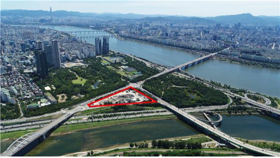  서울시는 31일 성동구, 삼표산업과 손잡고 시민 위한 문화?여가공간을 만드는 것으로 목표로 삼표레미콘 유휴부지 임시활용 위한 3자 업무협약을 체결했다고 밝혔다. 6월 중 구체적인 구상이 마련돌 예정이며 국제설계공모 통해 첨단 글로벌 업무지구로 개발 전까지 잔디광장, 공연장, 주차장을 조성하고 사용할 방침이다./사진제공=서울시