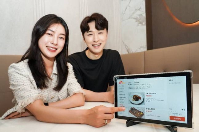 SK쉴더스는 태블릿을 통해 메뉴 확인 및 주문이 가능하고 서빙로봇까지 연계할 수 있는 무인화 서비스 '스마트오더'를 출시했다. 사진은 SK쉴더스 스마트오더 모습. / 사진=SK쉴더스 제공