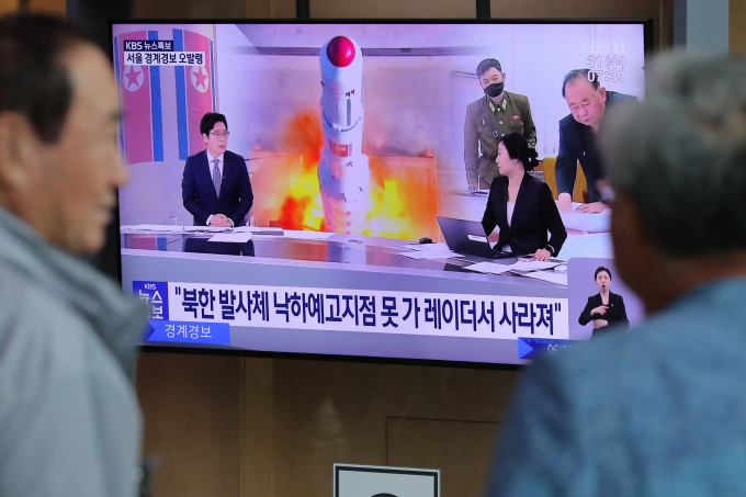 31일 북한이 발사한 '우주발사체'가 비행 중 폭발했을 가능성이 있는 것으로 전해졌다. 사진은 31일 서울 중구 서울역 대합실에서 북한 발사체 관련 뉴스를 시청하는 시민들의 모습. /사진=뉴시스