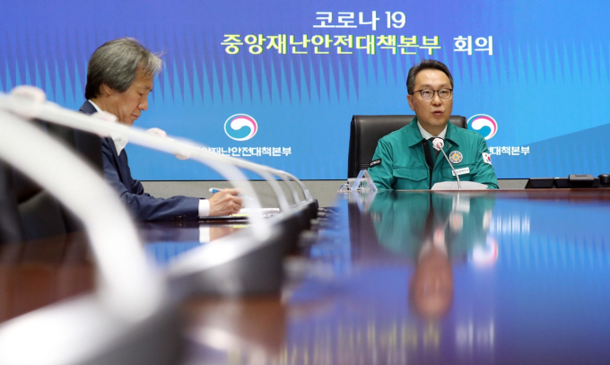 정부가 다음달 1일부터 신종 코로나바이러스 감염증(코로나19) 위기단계를 '경계'로 하향 조정한다. 사진은 31일 서울 종로구 정부서울청사에서 열린 코로나19 중앙재난안전대책본부 회의에서 발언하는 박민수 중앙재난안전대책본부(중대본) 제1총괄조정관 겸 보건복지부(복지부) 제2차관. /사진=뉴스1