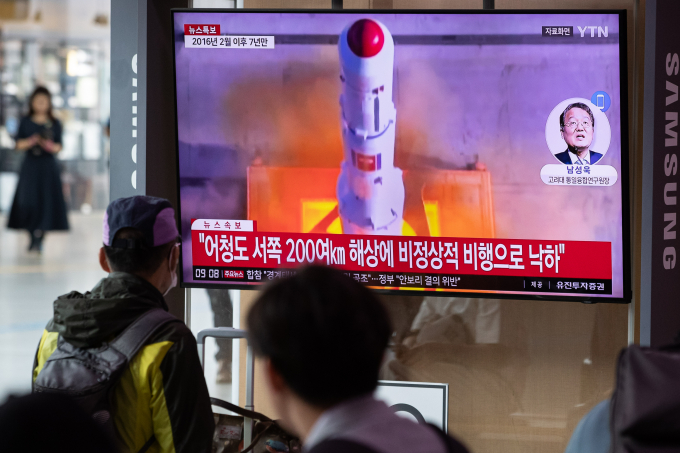 31일 북한이 발사한 우주 발사체 1발이 비정상적인 비행으로 어청도 서방 200여㎞ 해상에 낙하한 것으로 파악됐다. 사진은 31일 서울역에서 시민들이 북한 우주발사체 관련 뉴스를 시청하는 모습. /사진=뉴스1