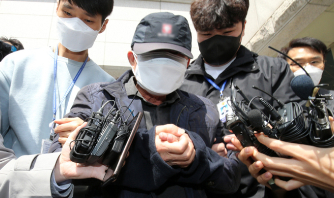 만취 음주운전으로 어린이보호구역(스쿨존)으로 돌진해 걸어가던 초등학생을 숨지게 한 60대 남성이 법정에서 혐의를 인정했다. 사진은 지난달 10일 대전 둔산경찰서에서 법원으로 이송되는 A씨. /사진=뉴스1