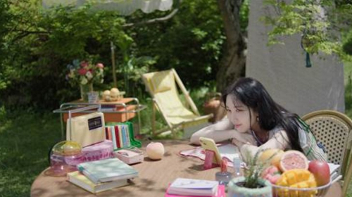 웅진식품이 지난 19일 싱어송라이터 권진아를 모델로 발탁하고 새로운 광고 캠페인을 시작했다. 웅진식품 광고 이미지. /사진=웅진식품 