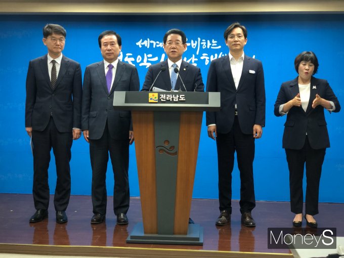 31일 전남도청 브리핑룸에서 열린 '전남 서남권 SOC 新 프로젝트' 발표에는 김 지사와 함께 박홍률 목포시장, 우승희 영암군수, 김성훈 무안부군수가 참석했다./홍기철기자