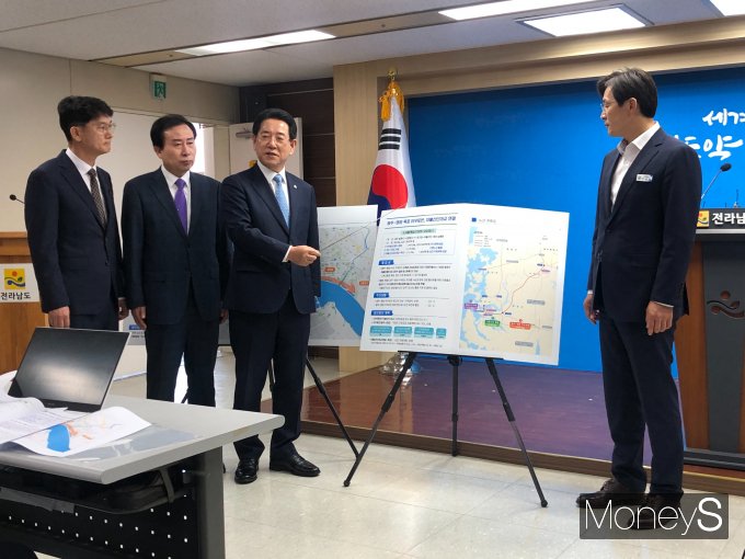 서남권 SOC 新 프로젝트를 설명하고 있는 김영록 전남도지사(사진 왼쪽에서 3번째)/홍기철기자