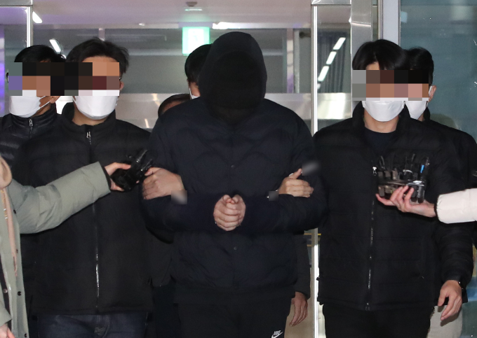 술에 취한 상태로 운전대를 잡았다가 어린이보호구역(스쿨존)에서 초등학생을 치어 숨지게 한 혐의로 재판에 넘겨진 30대 남성이 1심에서 징역 7년형을 선고받았다. 사진은 지난해 12월9일 서울 강남경찰서에서 검찰로 송치되는 가해자. /사진=뉴스1