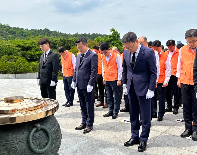 한화 방산계열사 임직원들이 현충일을 앞두고 서울 동작구 국립현충원을 찾아 참배했다. /사진=한화에어로스페이스