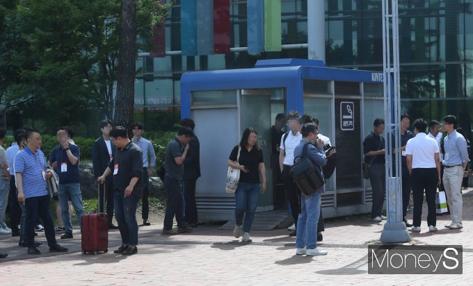 [포토스토리] '금연의 날'… 흡연부스 밖에서도 '뻑뻑'