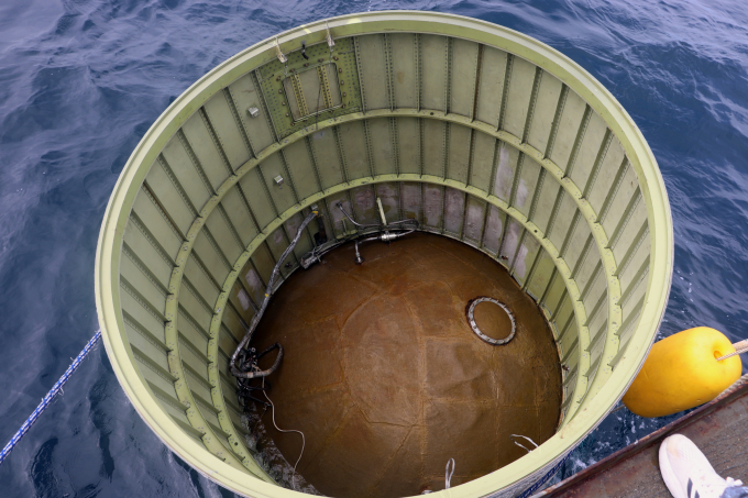 우리 군이 31일 수색 작업을 통해 북한이 발사한 '우주발사체'의 일부로 추정되는 물체를 인양했다. 사진은 31일 우리 군이 인양한 북한 발사체 일부 추정 물체. /사진=뉴시스(합동참모본부 제공)
