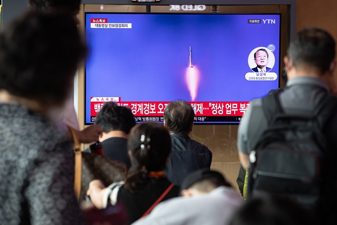 서울에 경계 오보가 발령된 31일 한국 거주 외신 기자들이 긴박했던 당시 상황을 전해왔다. 사진은 이날 오전 시민들이 서울역에서 북한 군사정찰위성 관련 뉴스를 시청하는 모습. /사진=뉴스1