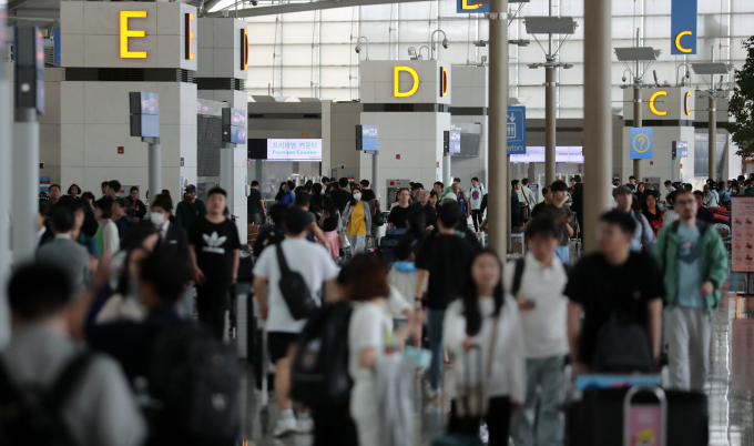5월31일 인천국제공항 제1여객터미널 출발층이 공항 이용객들로 붐비고 있다./사진=뉴스1 