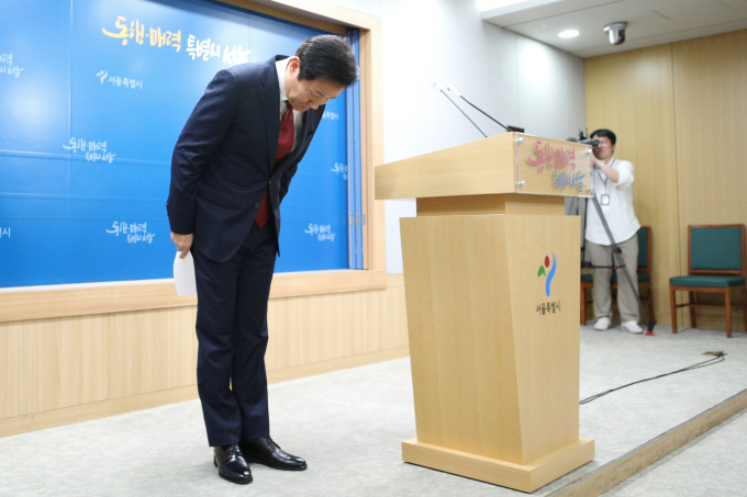 오세훈 서울시장이 '경계경보' 위급재난문자와 관련해 현장 실무자의 과잉 대응일 수는 있지만 오발령은 아니라고 밝혔다. 사진은 31일 서울시청 브리핑룸에서 입장 발표 뒤 인사하는 오 시장. /사진=뉴스1