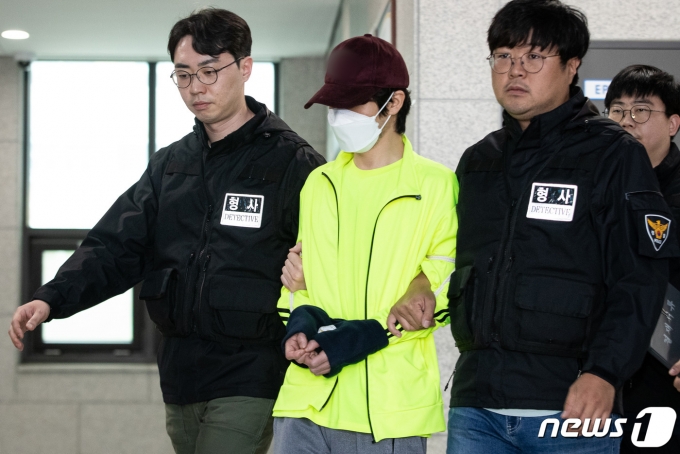 데이트폭력으로 경찰 조사를 받은 직후 연인을 살해한 혐의를 받는 김모씨가 28일 구속 전 피의자 심문(영장실질심사)에 출석하기 위해 서울금천경찰서를 나서고 있다. 특가법상 보복살인은 최소 10년 이상의 징역에 처하도록 규정, 최소 징역 5년 이상인 살인죄보다 형이 더 무겁다. 2023.5.28/뉴스1 ⓒ News1 유승관 기자