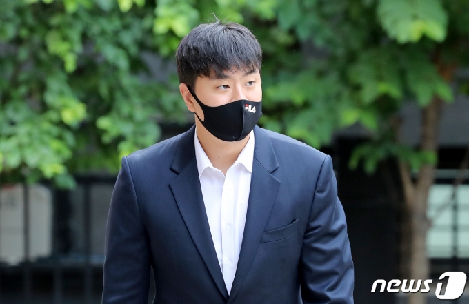 학창시절 후배에게 폭력을 행사한 혐의를 받는 두산베어스 투수 이영하가 31일 오전 서울 마포구 서부지방법원에서 열린 선고 공판에 출석하고 있다. 2023.5.31/뉴스1 ⓒ News1 장수영 기자