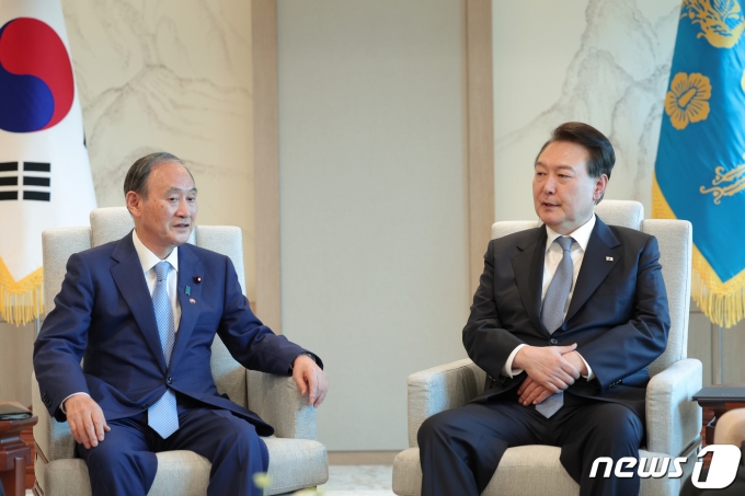 윤석열 대통령이 31일 용산 대통령실 청사에서 스가 요시히데 전 일본 총리를 접견하고 있다. (대통령실 제공) 2023.5.31/뉴스1 ⓒ News1 오대일 기자