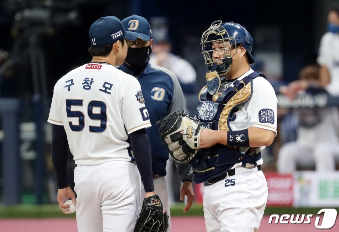 NC 다이노스에서 배터리 호흡을 맞췄던 구창모(왼쪽)와 양의지. /뉴스1 DB ⓒ News1 이동해 기자