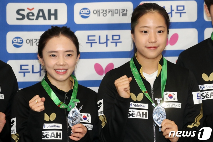 [사진] '은메달' 쾌거 전지희-신유빈