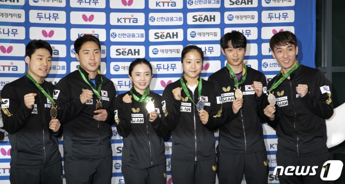 세계탁구선수권대회에서 20년 만의 최고 성적을 거둔 한국 탁구대표팀이 남아프리카공화국 더반에서 막을 내린 2023 국제탁구연맹(ITTF) 세계선수권을 마치고 31일 인천국제공항을 통해 귀국해 사진촬영에 임하고 있다.  2023.5.31/뉴스1 ⓒ News1 이승배 기자