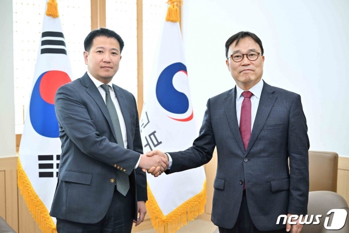 최영삼 외교부 차관보(오른쪽) 검버수렝 아마르툽신 몽골 외교차관.(외교부 제공)