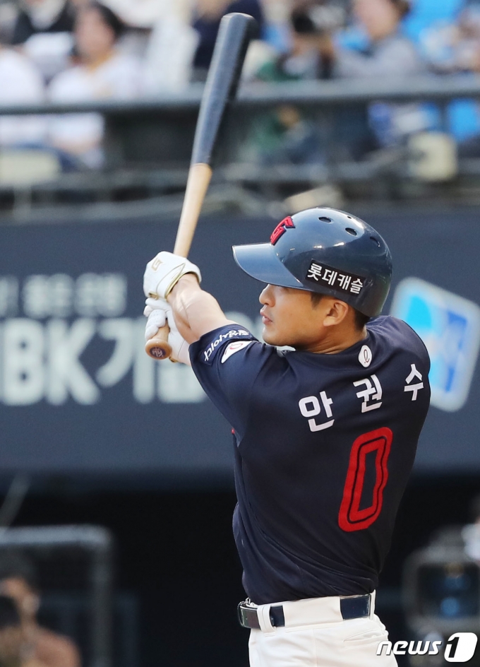 [사진] 적시타 치는 롯데 안권수