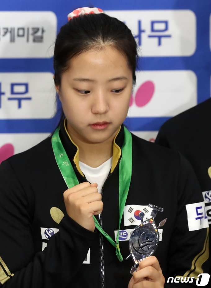 [사진] 탁구 신유빈 '은메달 바라보며'