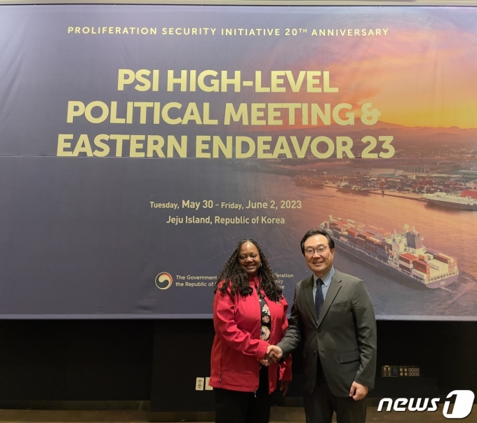 이도훈 외교부 제2차관(오른쪽)과 보니 젠킨스 미국 국무부 군비통제·국제안보 차관. (외교부 제공) 2023.5.31./뉴스1