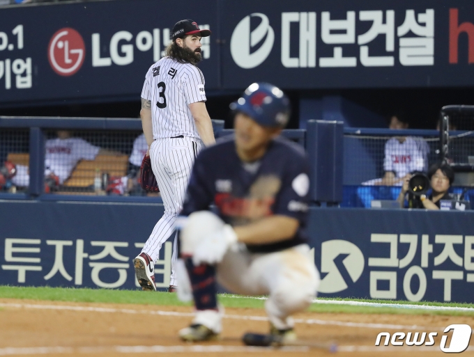[사진] LG 선발 켈리 '5이닝 마치고'