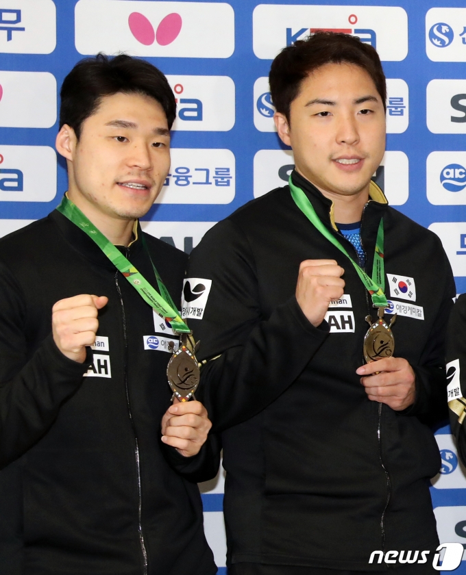 한국 탁구대표팀 임종훈, 장우진이 남아프리카공화국 더반에서 막을 내린 2023 국제탁구연맹(ITTF) 세계선수권을 마치고 31일 인천국제공항을 통해 귀국해 파이팅을 외치고 있다.  2023.5.31/뉴스1 ⓒ News1 이승배 기자