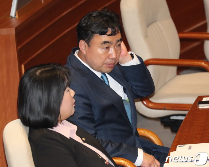 무소속 윤관석 의원이 30일 오후 서울 여의도 국회에서 열린 제406회 국회(임시회) 제2차 본회의에 참석하고 있다. 2023.5.30/뉴스1 ⓒ News1 송원영 기자