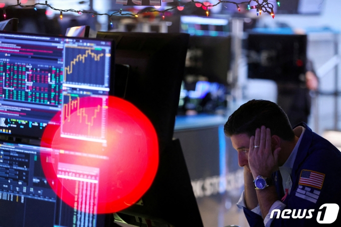 14일(현지시간) 미국 뉴욕 증권거래소(NYSE) 거래층에서 한 트레이더가 머리를 감싸쥔 채 모니터를 응시하고 있다. 이날 미국 연방준비제도이사회(연준)는 기준금리를 0.5%포인트 올렸고 나스닥은 0.76%포인트 하락했다. ⓒ 로이터=뉴스1 ⓒ News1 권진영 기자