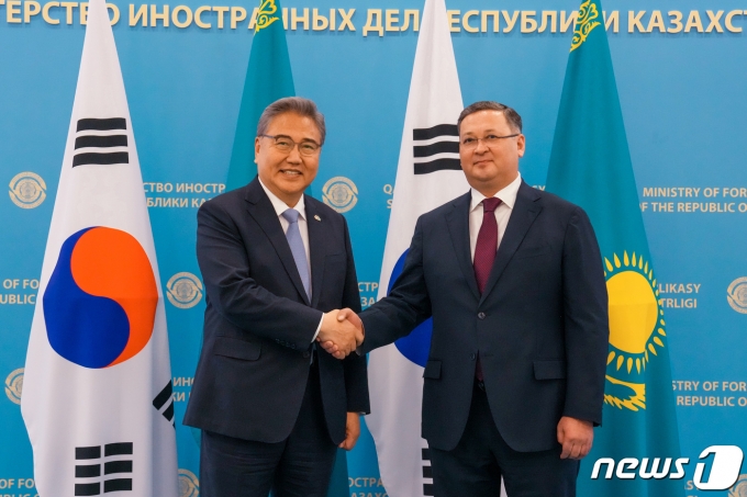 박진 외교부 장관, 누르틀례우 카자흐스탄 부총리 겸 외교장관.(외교부 제공)