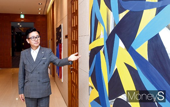 미래에셋증권 WM강남파이낸스센터 정윤석 수석매니저가 해외 유명작가 아트테크 세미나 작품을 소개하고 있다./사진=장동규 기자