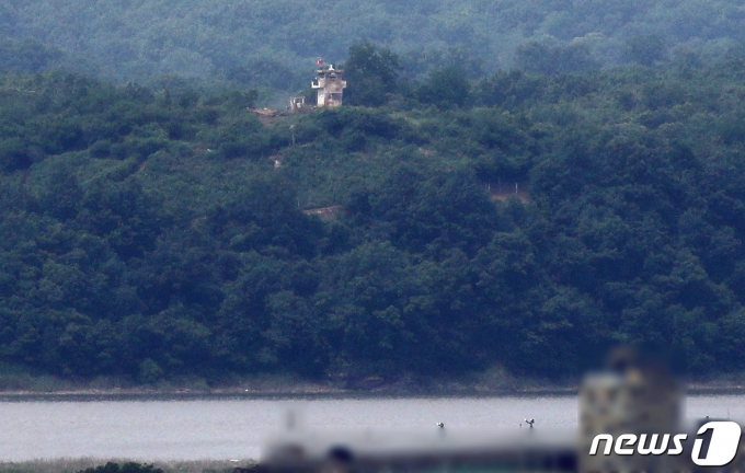 30일 오후 경기도 파주시 오두산통일전망대에서 바라본 북한 황해북도 접경지역의 북한군 초소에 인공기가 나부끼고 있다. 북한 군부 2인자인 리병철 노동당 중앙군사위원회 부위원장은 이날 조선중앙통신을 통해 