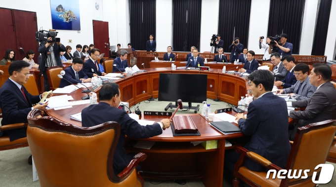 박덕흠 국회 정보위원장이 31일 오후 서울 여의도 국회에서 열린 정보위원회 전체회의에서 의사봉을 두드리고 있다. (공동취재) 2023.5.31/뉴스1 ⓒ News1 송원영 기자